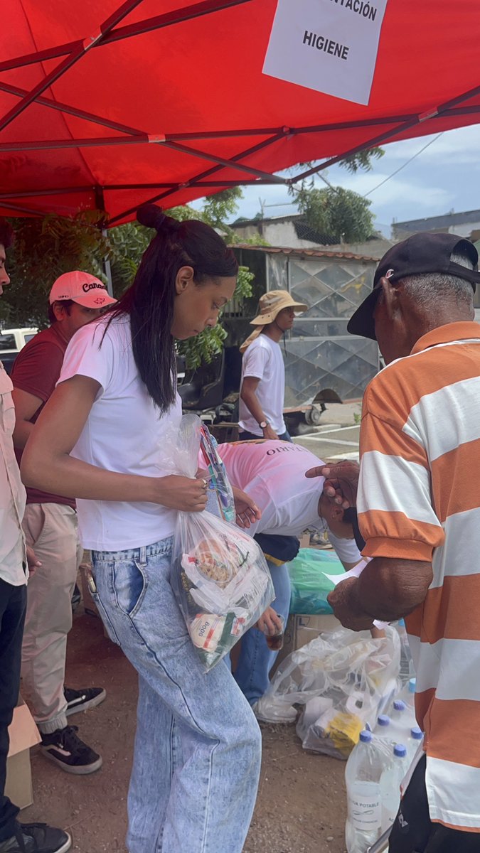 HechosUCV's tweet photo. Además, se hizo la entrega de bolsas de comida, kits de higiene, y kits escolares. 

¡Gracias al esfuerzo mancomunado de la Dirección @ucveepa , los estudiantes @UCVCEEEPA y las organizaciones aliadas! 

Esperamos, que sea la primera de muchas 🙌🏻♥️

¡No se olviden de La Guaira! https://t.co/stRJWkNe7k