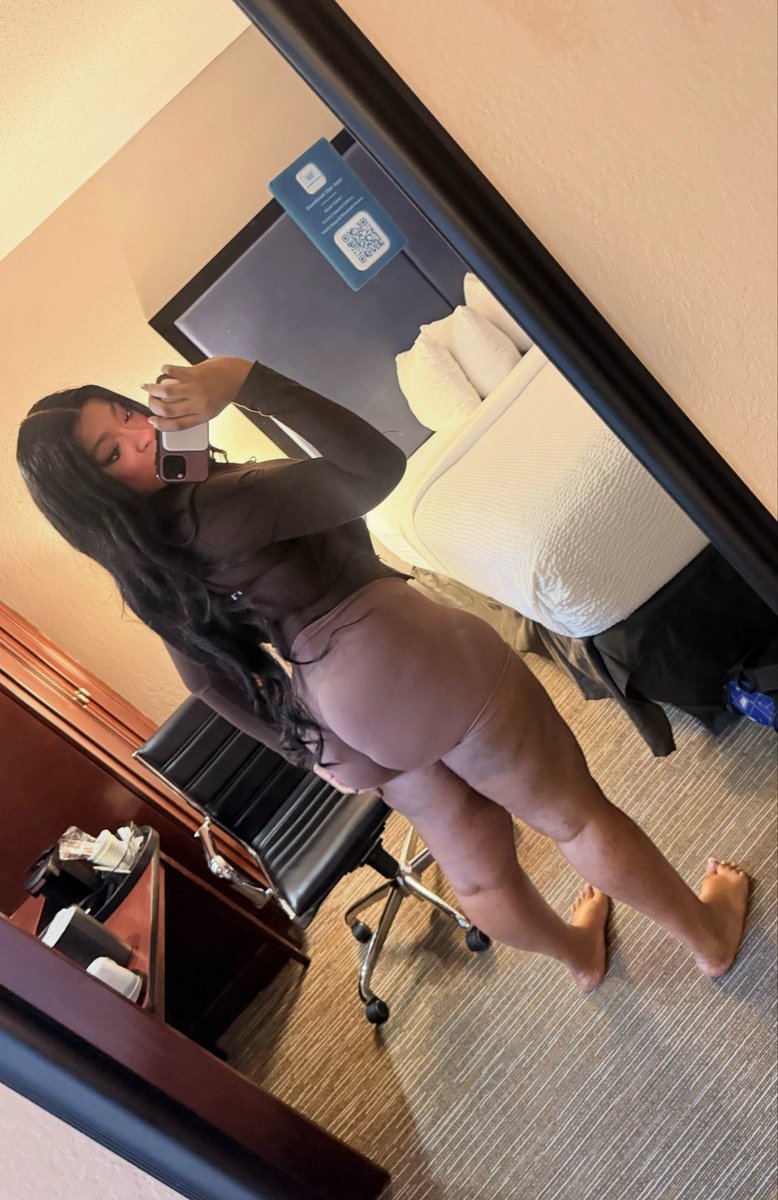 Dallie5star's tweet photo. Meet me in the lobby 🏨 https://t.co/RQAGWfNgxl
