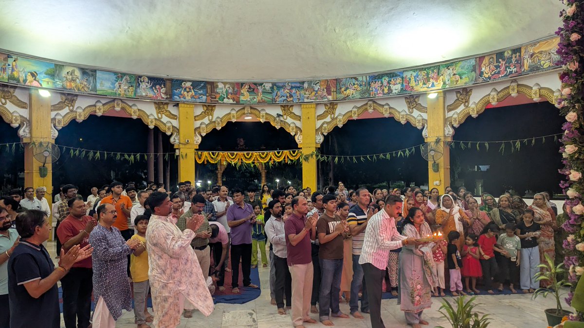 KasturiMandir's tweet photo. 🌺 वक्रतुण्ड महाकाय सूर्यकोटि समप्रभ।
निर्विघ्नं कुरु मे देव सर्वकार्येषु सर्वदा॥ 🌺
ढोल-नगाड़ों की थाप, शंखध्वनि और "गणपति बप्पा मोरया" के गगनभेदी जयकारों के साथ आज हमारे आराध्य विघ्नहर्ता भगवान श्री गणेश कस्तूरीनगर मंदिर पधारे। पूरे परिसर में एक अलग ही अलौकिक ऊर्जा और उल्लास छाया हुआ है।
प्रातः शुभ वेला में पूर्ण वैदिक विधि-विधान और मंत्रोच्चार के बीच बप्पा को भव्य आसन पर विराजमान कर विधिपूर्वक प्राण-प्रतिष्ठा व पूजा-अर्चना संपन्न की गई।
दिन ढलते ही भक्ति का यह रंग और भी गहरा हो गया—
🪔 दिव्य संध्या महाआरती: जब संध्या महाआरती शुरू हुई, तो पूरा कस्तूरीनगर परिवार भक्तिभाव से झूम उठा। बच्चों से लेकर बुजुर्गों तक, भारी संख्या में श्रद्धालुओं ने उपस्थित होकर बप्पा के श्रीचरणों में शीश नवाया।
🎁 आनंदोत्सव एवं लकी ड्रा: आरती के उपरांत उत्सव के उल्लास को दोगुना करते हुए विशेष 'लकी ड्रा' का आयोजन रखा गया, जिसमें सभी निवासियों ने बढ़-चढ़कर भाग लिया और 5 भाग्यशाली विजेताओं को सुंदर उपहार देकर सम्मानित किया गया।
बप्पा का आगमन हमारे घरों में सुख, समृद्धि, स्वास्थ्य और नई ऊर्जा लेकर आए।
आइए, प्रथम दिवस के इस पावन उत्सव और बप्पा के मनोहारी स्वरूप के दर्शन करें। 📸✨
#GanpatiBappaMorya #GaneshChaturthi #kasturinagar