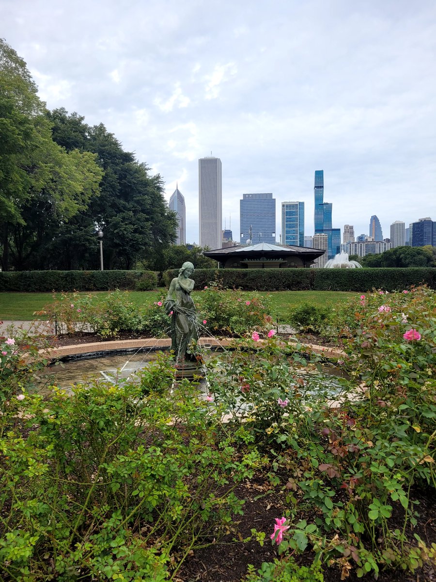 jaketropolis's tweet photo. Out for a lunchtime walk. The gray weather has scared away the tourists. That most oppressed class, the humble office worker, is given free reign to enjoy the park unbothered by photo snappers and the directionally impaired. https://t.co/JQtIrSmF4z
