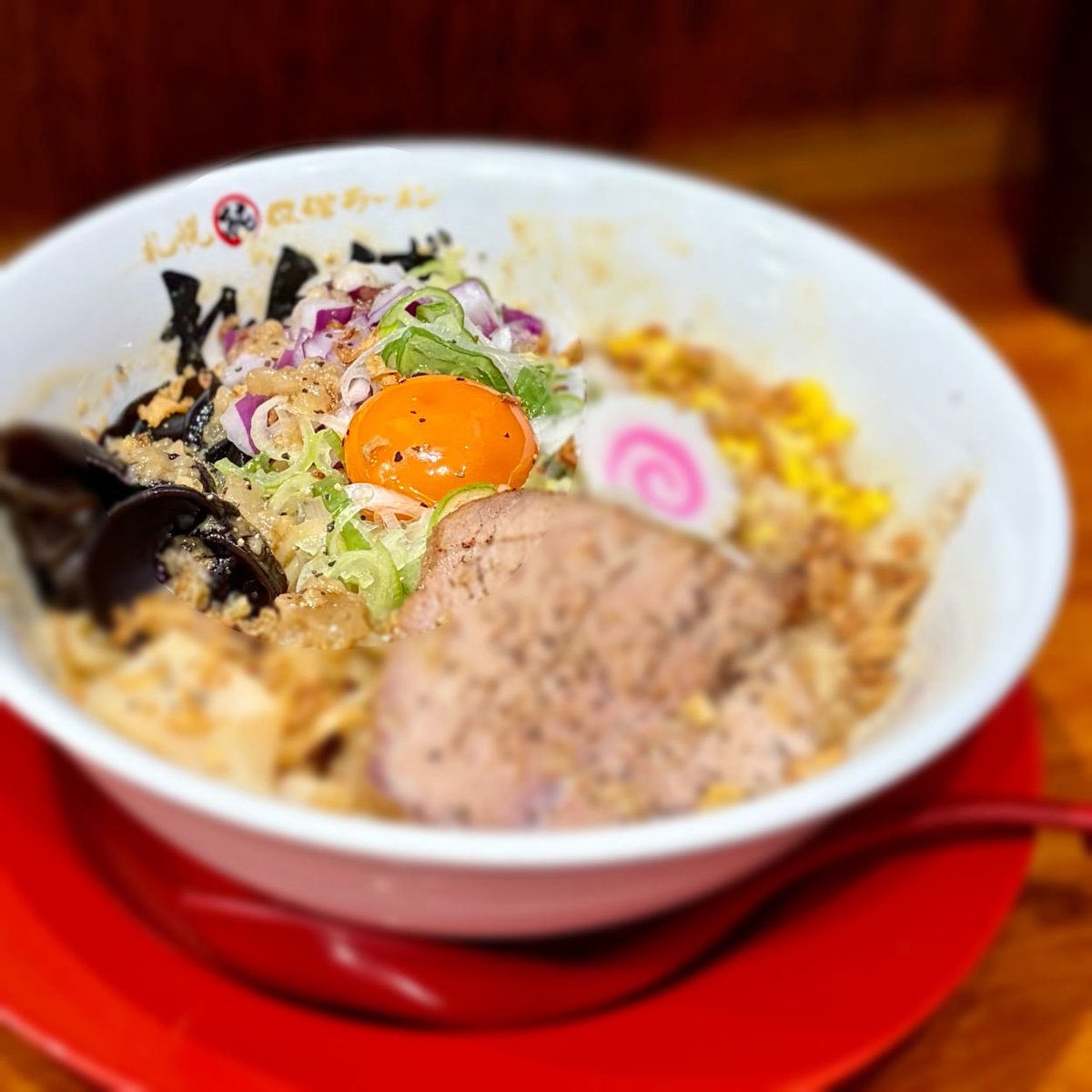 Aso56gf's tweet photo. 味噌まぜそば
at 札幌純味噌ラーメンれんげ

本日で終売の味噌まぜそば

チャーシューが提供間近の二郎系に変わり
麺も心なしか二郎麺な感じになり
ボリューミーな一杯でした

麺を食べ終えてから追い飯をダイブしたら
お腹いっぱいです
最後まで大変美味しくいただきました
ごちそうさまでした https://t.co/1Ko1zgD3FV