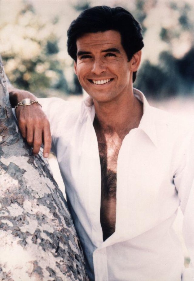 InesSainzOf's tweet photo. A ver si nos centramos con Pierce Brosnan, que todo empezó con Remington Steele, no con James Bond... https://t.co/POIV2T0uhC