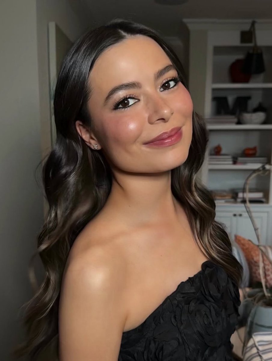 shawnzine's tweet photo. a gente fala muito da victoria justice, mas a miranda cosgrove também não fica atrás… que mulher linda!! envelhecendo feito vinho https://t.co/fILmeOMPoH