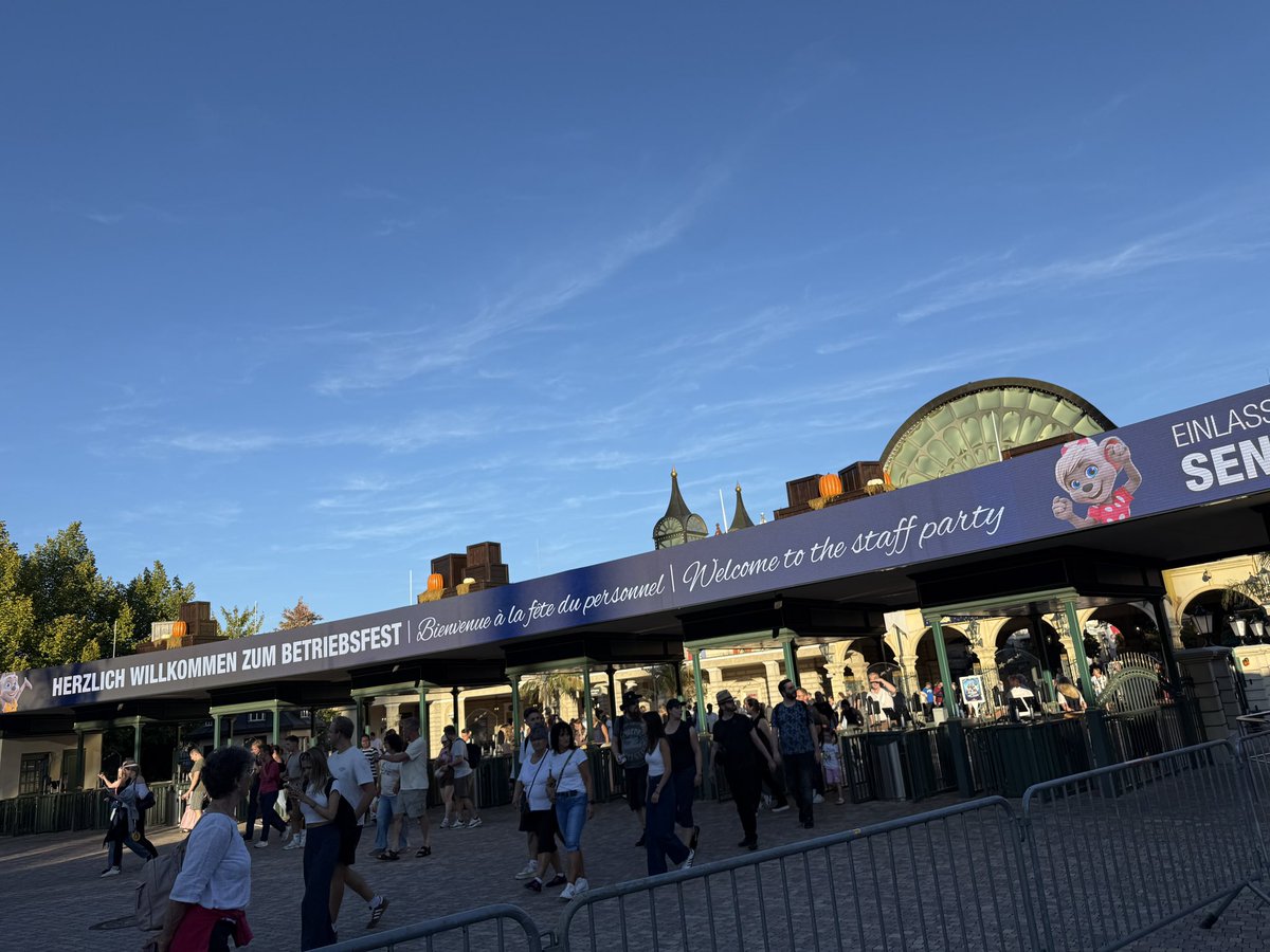 ThomasMack_EP's tweet photo. Ein Abend, auf den wir uns immer das ganze Jahr freuen: unser Betriebsfest! Heute Abend feiern wir gemeinsam mit den Menschen, die den Europa-Park, Rulantica und die gesamte Mack-Gruppe jeden Tag zum Leben erwecken. 🎉 https://t.co/eEWGy9AjxQ