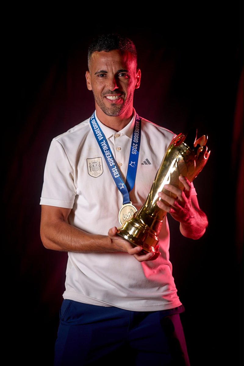 EntrenadorRFEF's tweet photo. 📸 IMAGEN PARA EL RECUERDO | Sidi Omar posa con el trofeo de campeón 🏆 de la 𝗪𝗼𝗺𝗲𝗻’𝘀 𝗘𝘂𝗿𝗼 𝗕𝗲𝗮𝗰𝗵 𝗦𝗼𝗰𝗰𝗲𝗿 𝗟𝗲𝗮𝗴𝘂𝗲 logrado con la @SEFutbolFem Playa 🏖️

Enhorabuena, míster 👏👏👏

#EntrenadoresRFEF | @FutbolPlayaRFEF https://t.co/l3qraEW8pQ