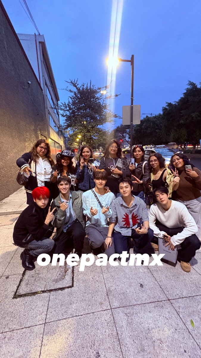 yu_prez's tweet photo. Un recuerdo que guardaremos con muchísimo cariño. Gracias por permitirnos acompañarlos, apoyarlos y representar todo el amor de &amp;HEART México. 🫶🏻
México siempre será su casa. 🇲🇽

@onepact_ 
#ONEPACT #원팩트 #ONEPACT_OUTSHINE #ONEPACT_OUTSHINEMEXICO https://t.co/zc9QOVBqW3