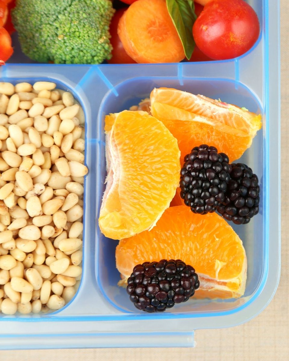 FruitsfromChile's tweet photo. Pack a little sunshine with lunch. Sweet Chilean navel orange segments are an easy way to add freshness and color to lunchboxes. Pair them with sandwiches, grain bowls, salads, or your favorite snacks for a lunch that's as bright as it is delicious. https://t.co/DFH38reme9