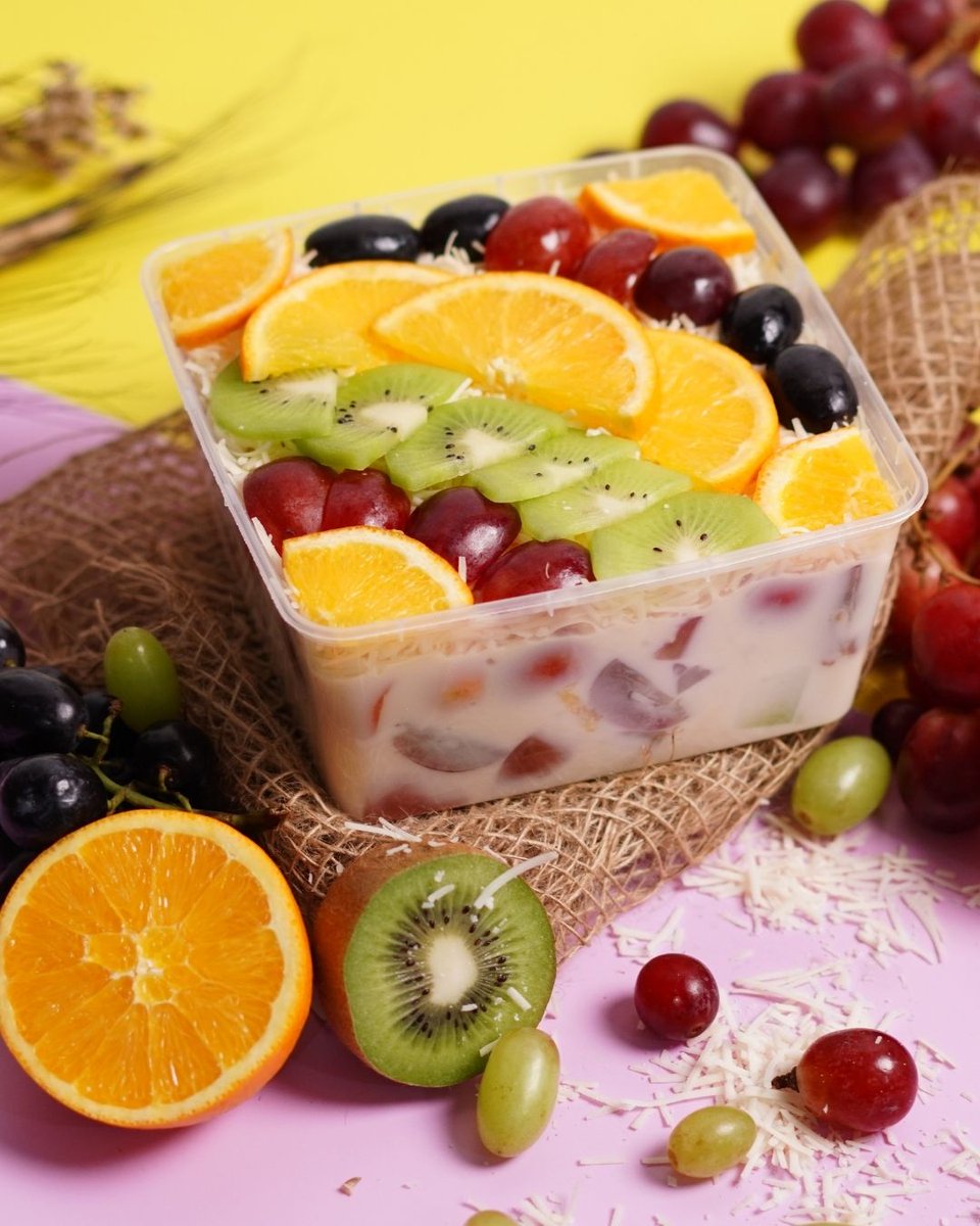 FruitsfromChile's tweet photo. Pack a little sunshine with lunch. Sweet Chilean navel orange segments are an easy way to add freshness and color to lunchboxes. Pair them with sandwiches, grain bowls, salads, or your favorite snacks for a lunch that's as bright as it is delicious. https://t.co/DFH38reme9
