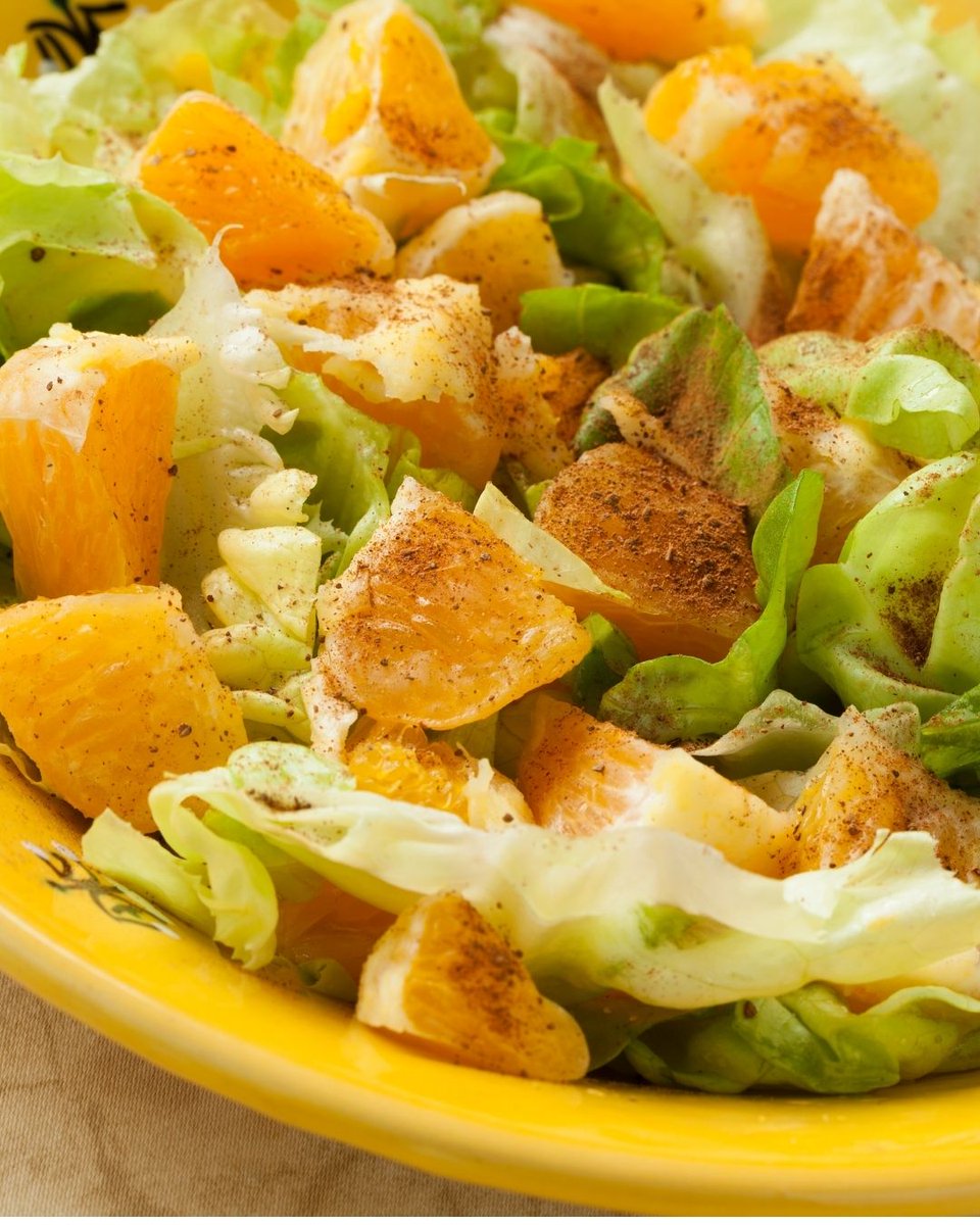 FruitsfromChile's tweet photo. Pack a little sunshine with lunch. Sweet Chilean navel orange segments are an easy way to add freshness and color to lunchboxes. Pair them with sandwiches, grain bowls, salads, or your favorite snacks for a lunch that's as bright as it is delicious. https://t.co/DFH38reme9