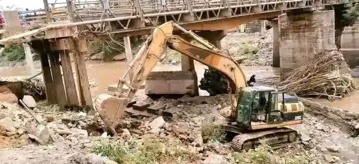FrancisMasara's tweet photo. ACTION AT LAST!

The long awaited repair of the Migori Main Bridge is finally taking shape.

We thank President William Ruto and the National Government for listening to our persistent pleas and responding to the plight of thousands of residents who depend on this vital link every day.

I appeal to our people to observe safety measures during the construction works.