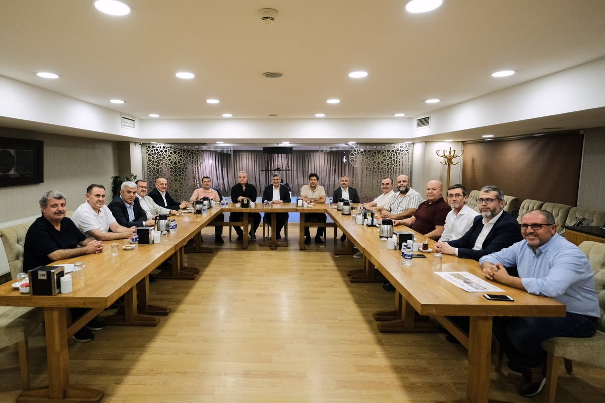 abalin's tweet photo. Yıllar geçiyor, yollar değişiyor ama bazı dostlukların yeri hiç değişmiyor…

İstanbul Üniversitesi İktisat Fakültesi’nden dönem arkadaşlarımızla bir araya gelerek geçmişi yâd ettik, hasret giderdik, gençlik yıllarımızın güzel hatıralarını yeniden paylaştık.

Gençliğimizin en güzel yıllarını aynı sıralarda, benzer heyecanlarla geçirdik. Aradan geçen yıllar hepimize farklı tecrübeler, farklı hikâyeler ve nice güzel dostluklar kazandırdı. Ama dönüp baktığımızda, o günlerden bugüne taşıdığımız en kıymetli şeyin dostluklarımız olduğunu bir kez daha gördük.

Meğer yıllar yalnızca insanı büyütmüyor; hatıralara da değer, dostluklara da derinlik katıyor.

Muhabbetimiz, dostluğumuz daim olsun.