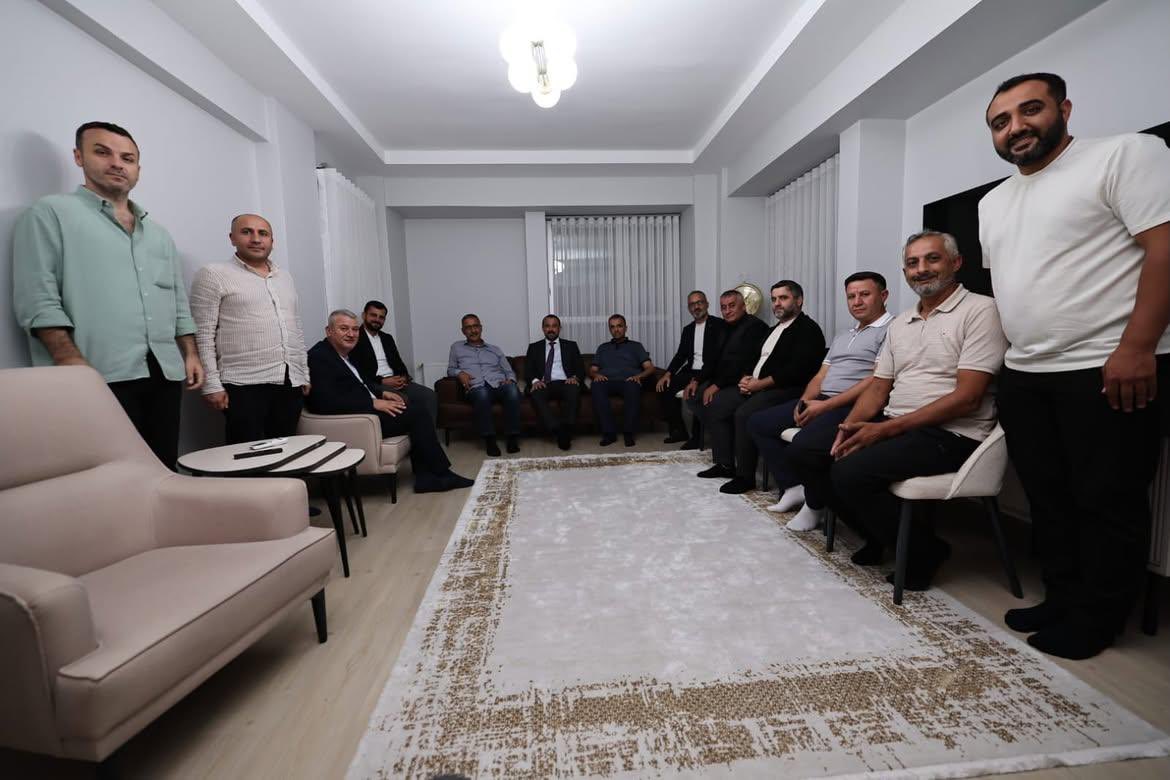 akpartiserdivan's tweet photo. Umre vazifesini yerine getiren İlçe Başkan Yardımcımız Sayın Musa Turan’ı; Milletvekilimiz Sayın Lütfi Bayraktar, Belediye Başkanımız Sayın Osman Çelik, İlçe Başkanımız Sayın Yusuf Haldızoğlu ve teşkilatımızla birlikte ziyaret ettik.
Rabbim ibadetlerini kabul, dualarını makbul eylesin. Hayırlı ve bereketli olsun.
