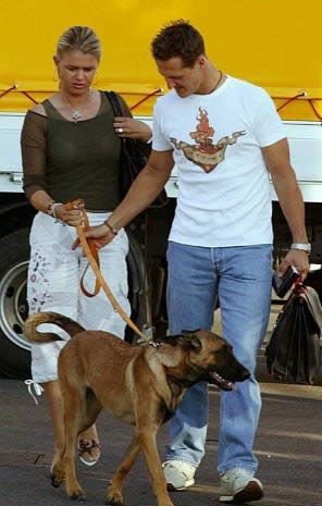 wachicami15's tweet photo. Primero, lo último estuvo de más y hasta es ofensivo.
Segundo, poner de ejemplo a schumi es muy estúpido cuando literalmente era el quien pegaba cada outfit y siempre llevaba a su perrita Floh a todos lados. https://t.co/VFJxP713WJ