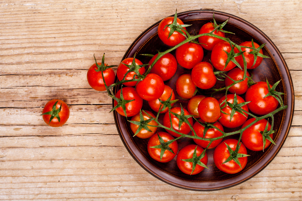 Martin_Kurev's tweet photo. Just tried the new seasonal cherry tomatoes from local farm—burst with sweet, juicy flavor, no bland aftertaste at all! Perfect for salad or snack. Highly recommend! https://t.co/KupqlPAPo4