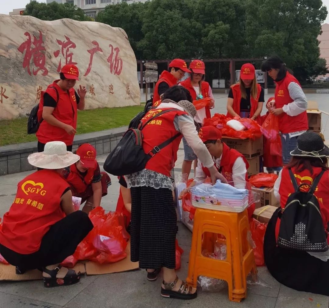 niceyNina's tweet photo. Spent a warm morning packing care kits for local elderly with 10 lovely volunteers. Every small act counts! ， https://t.co/45fd5fr1K9