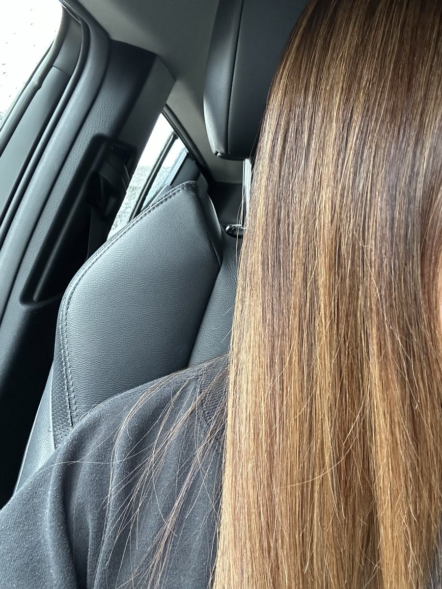 ukininuh's tweet photo. @ilydarsh hi i don’t have a before but this is my hair rn! i noticed a difference since my hair would be frizzy and rough to touch after blow drying but since using the night serum it’s been so much softer 😮‍💨 https://t.co/l6ZJkhUG77