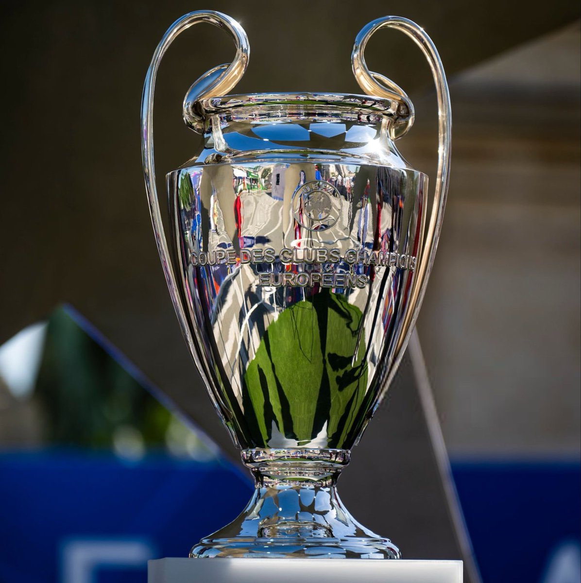 ActuFoot_'s tweet photo. 🚨🚨 POUR RODRI 🇪🇸, LE BARÇA EST LOIN D’ÊTRE UN FAVORI POUR LA LIGUE DES CHAMPIONS (pour lui l’équipe doit être PLUS SOLIDE) !!! ❌👇

🗣️ « À notre portée ? OUI. JE PENSE PAS QUE NOUS SOMMES FAVORIS !

Il faut comprendre d’où l’on vient et ce qu’il faut pour être champion. 

Cette équipe doit ENCORE CORRIGER PLUSIEURS CHOSES pour le devenir : les cartons rouges, les penaltys concédés, le fait de ne pas concéder plus que nécessaire…. 

IL VAUT MIEUX ÊTRE UN PEU MOINS BON DEVANT MAIS ÊTRE + RÉGULIER ET SOLIDE !

DES JOUEURS COMME MOI VIENNENT AUSSI UN PEU POUR ÇA : pour grandir et apporter à l’équipe cette dimension qui, selon moi, est importante pour gagner des titres aussi particuliers que la Ligue des champions.

Parce que je pense que la Ligue des champions n’est pas un tournoi qui récompense forcément la meilleure équipe. 

C’EST UNE COMPÉTITION DE MOMENTS, où il faut savoir comprendre et gérer ces moments-là.

Mais tout cela est aussi lié à l’expérience. Je l’ai toujours dit : avant de gagner, il faut perdre et il faut apprendre. Ceux d’entre nous qui ont réussi à remporter des titres importants le savent. (…)

Maintenant, si tu me demandes s’il y a des chances de la gagner : c’est justement pour ça que je suis venu ici ! 😁🏆💙❤️ »

🎙️ Mundo Deportivo