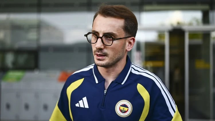 mknews_tr's tweet photo. 🚨 Kerem Aktürkoğlu, oyundan alınırken ıslıklanırken Fenerbahçe yedek kulübesi arkasından kafasına su şişesi de atıldı! https://t.co/pE056v7eRi