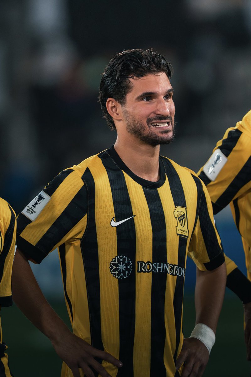 FH_MHY's tweet photo. كابتن حسام @HoussemAouar 
فترة التوقف فرصة مناسبة لك كما هي مناسبة لغيرك من لاعبين #الاتحاد لمراجعة مستواك المتراجع بشكل كبير، وربط تراجع مستواك أكبر من مجرد اختزال الامر في عدم صناعة هدف أو عدم التسجيل، بل بتأثيرك على منظومة الفريق وتحديدًا في الثلث الهجومي!
مستواك متراجع فنيًا، ووضعك غير جيد بدنيًا، وتركيزك ليس في أفضل حالاته ذهنيًا وظهر ذلك بشكل واضح في لقطات عديدة من بداية الموسم، واليوم مع محدودية الخيارات المتاحة لابد يظهر بشكل أكبر لان الاعتماد عليك أكثر بكثير من أي وقت مضى..
مبارياتنا بعد فترة التوقف "كسر عظم" وفي وقت وجيز وبضغط مرعب في المباريات لذلك تحتاج لنسخة استثنائية من حسام عوار، أنت من ضمن القادة المهمين في الفريق ولابد تتحمل المسؤولية بشكل اكبر 🙏🏻💛🖤