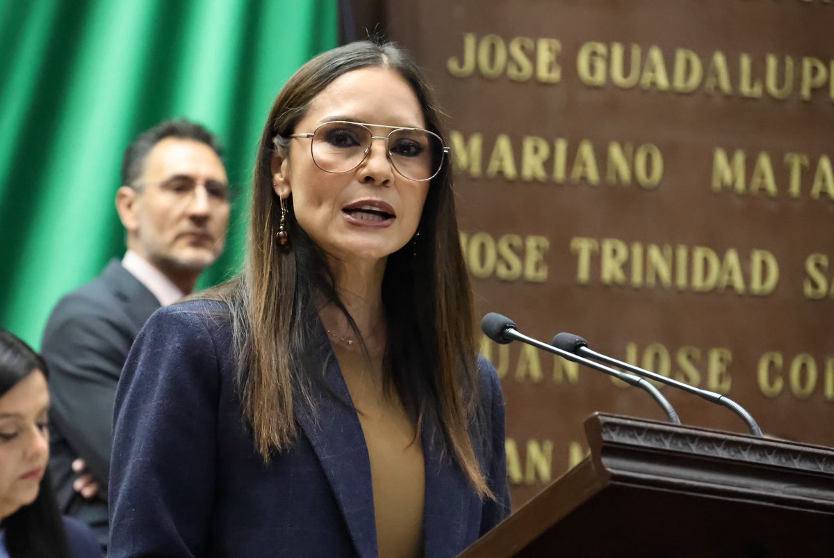 nallelipedrazah's tweet photo. Junto a la parlamentaria María Guadalupe Ramírez presentamos una iniciativa para garantizar que niñas y niños sordos tengan acceso oportuno a la Lengua de Señas Mexicana, así como acompañamiento para sus familias y ajustes razonables desde sus primeros años. 
#MujerParaMichoacán https://t.co/Reaz6ZOamE