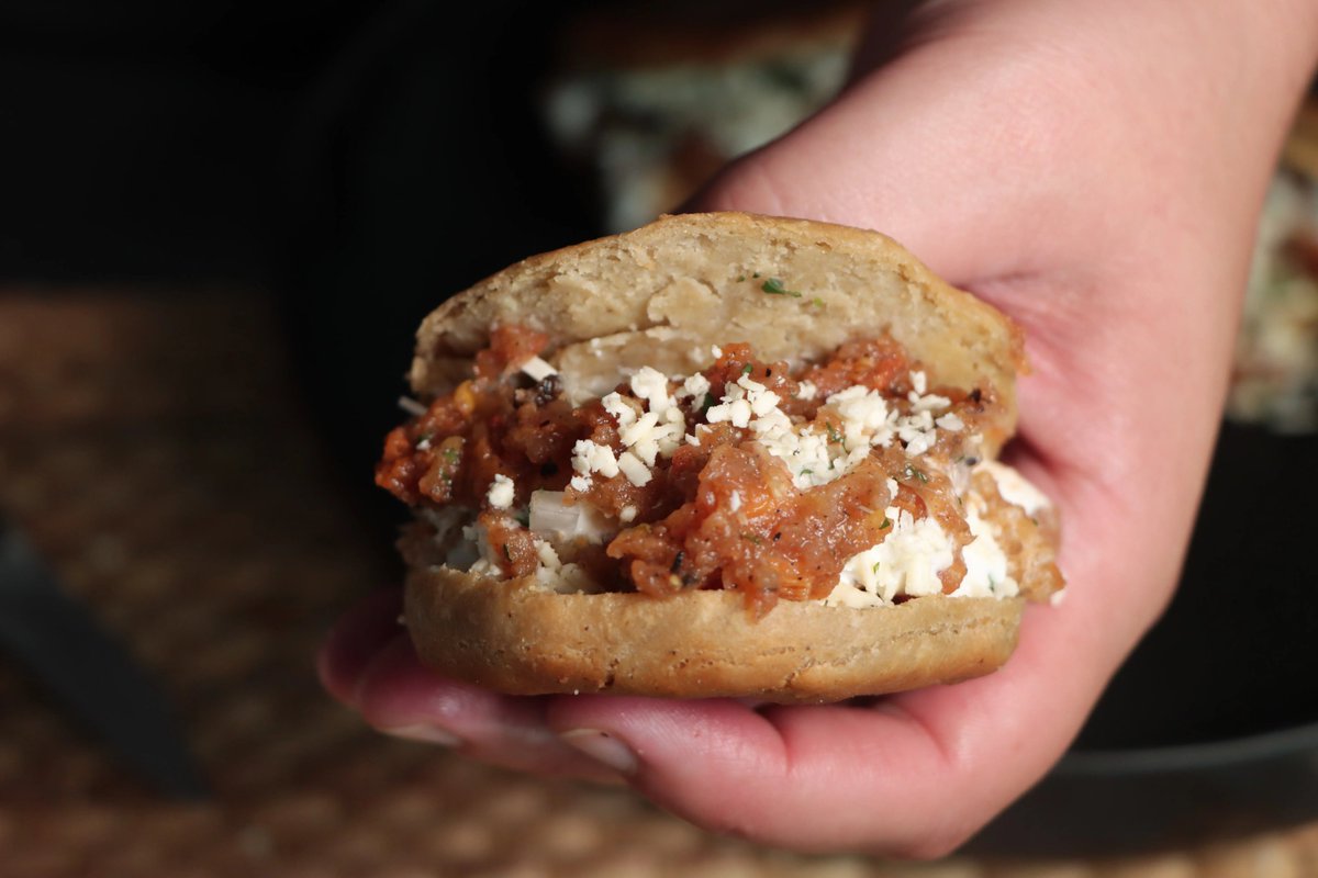animalgourmet's tweet photo. 🤤Unas gorditas de chicharrón con cremita, salsita y quesito ¿Se te antojó? Acá te digo cómo prepararlas, es más fácil de lo que crees 😎

Ingredientes:
200 grs Masa de Maíz Nixtamalizado
400 grs Panceta de Cerdo (trozo grande y grueso)
200 grs Queso Fresco
100 grs Crema

https://t.co/VIySs6e2Bu

#Animalgourmet #Gorditasdechicharrón #Receta #15deseptiembre