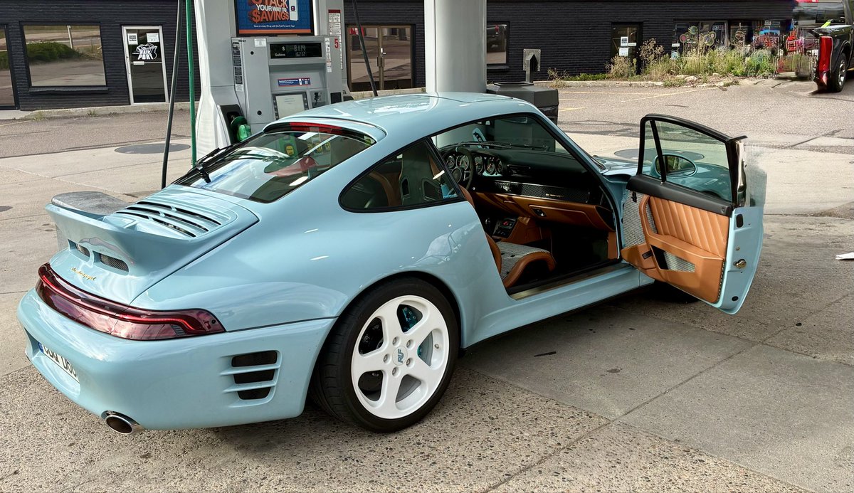 504_MMB32's tweet photo. Wow! 
Fully Bespoke Meissen Blue Porsche 993. A museum piece filling up with same gas as I do. 
Beautiful! https://t.co/OT25E4msOM