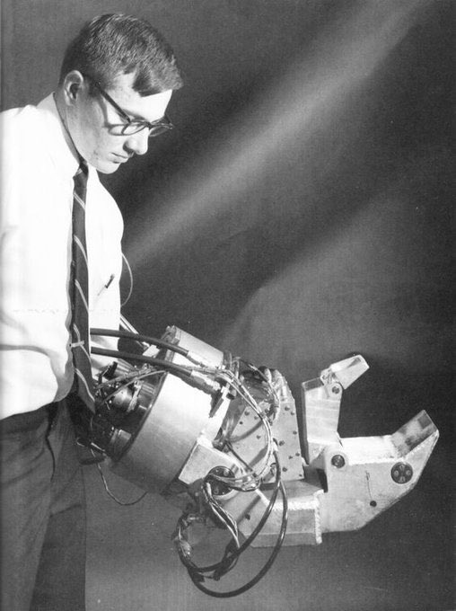 MarchaHist's tweet photo. Movida a Inteligência Artificial, a Punhet-O-Matic já esmagou três pintos (1976) https://t.co/Yu4oW1kvyk