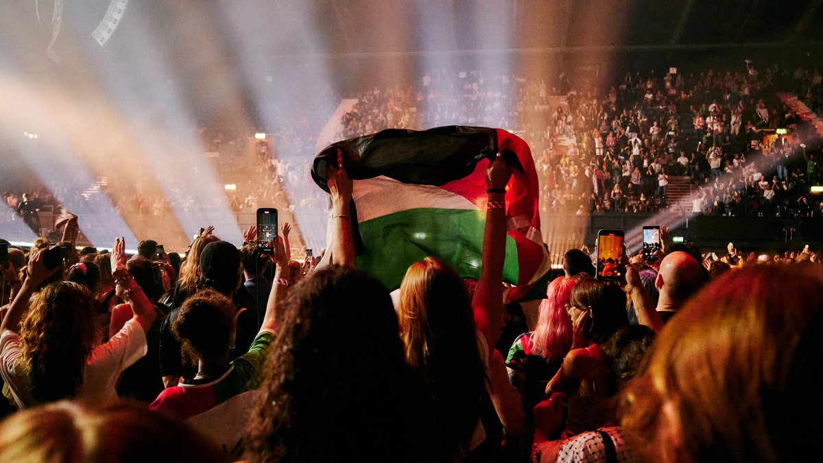 _JamesGtfo's tweet photo. Artists that allow you to say “Free Palestine” at their concerts:

Olivia Rodrigo
Macklemore
Billie Eilish
Lady Gaga
Finneas
Janelle Monáe 
The Weeknd
Hozier
Boygenius
Imagine Dragons

Artists that don’t:

Ed Sheeran
Pink
Boy George
Kiss
Bono/U2
P Diddy
Kid Rock
Justin Timberlake https://t.co/fIDSKdvN4a