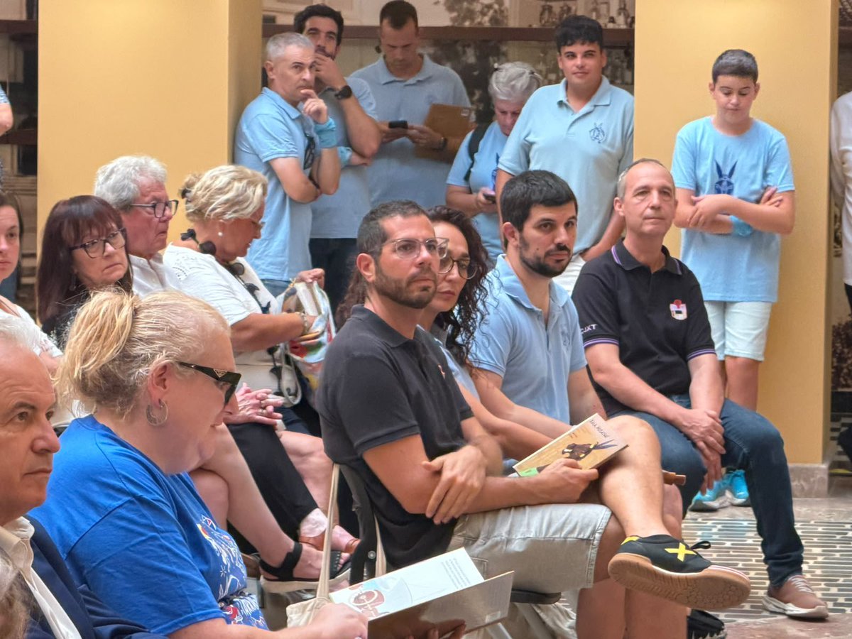 JoveDeTarragona's tweet photo. Avui hem presentat “Xala, Mulassa!”, el catorzé volum dels contes del Seguici de Tarragona. Una iniciativa de l’Associació d’Amics de la Colla Jove. Els textos són del company Jordi Alasà i les il·lustracions d'Octavi Torné. El podeu trobar a la botiga de les festes i a la paradeta de la Colla.

#FemElPas #castells