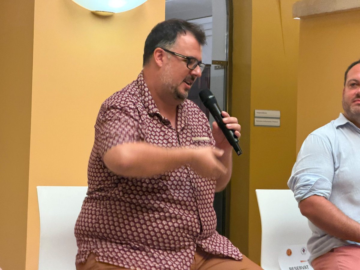 JoveDeTarragona's tweet photo. Avui hem presentat “Xala, Mulassa!”, el catorzé volum dels contes del Seguici de Tarragona. Una iniciativa de l’Associació d’Amics de la Colla Jove. Els textos són del company Jordi Alasà i les il·lustracions d'Octavi Torné. El podeu trobar a la botiga de les festes i a la paradeta de la Colla.

#FemElPas #castells