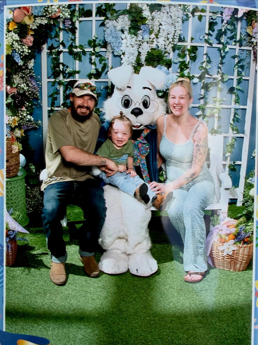raulrosa1's tweet photo. Hoppy Easter! Eli’s first time seeing the Easter Bunny, and he did amazing. He never freaks out during encounters like this. We’re a lucky bunch. https://t.co/oEnU6tP4Cz