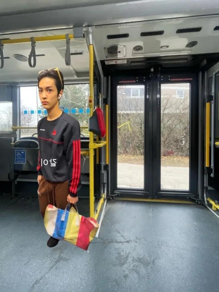 keoonitta's tweet photo. alguien sabe quien es este chabon??todo el viaje se la paso mirándome así,que desubicado!! https://t.co/ONt51bAGYn