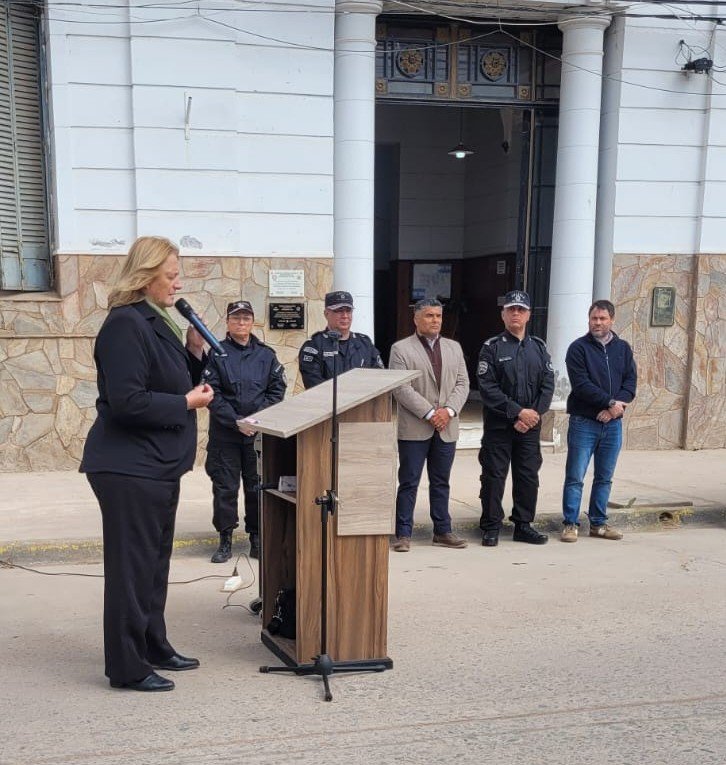 policia_fe's tweet photo. 🔹El Jefe de Policía participó en #Tostado del Acto Presentación del Servicio de Transporte para el traslado de personal policial del Norte santafesino hacia destinos del Centro y Sur provincial. Mirá aquí la reseña: https://t.co/bQf2tIZCmM https://t.co/FYNdikEyd6