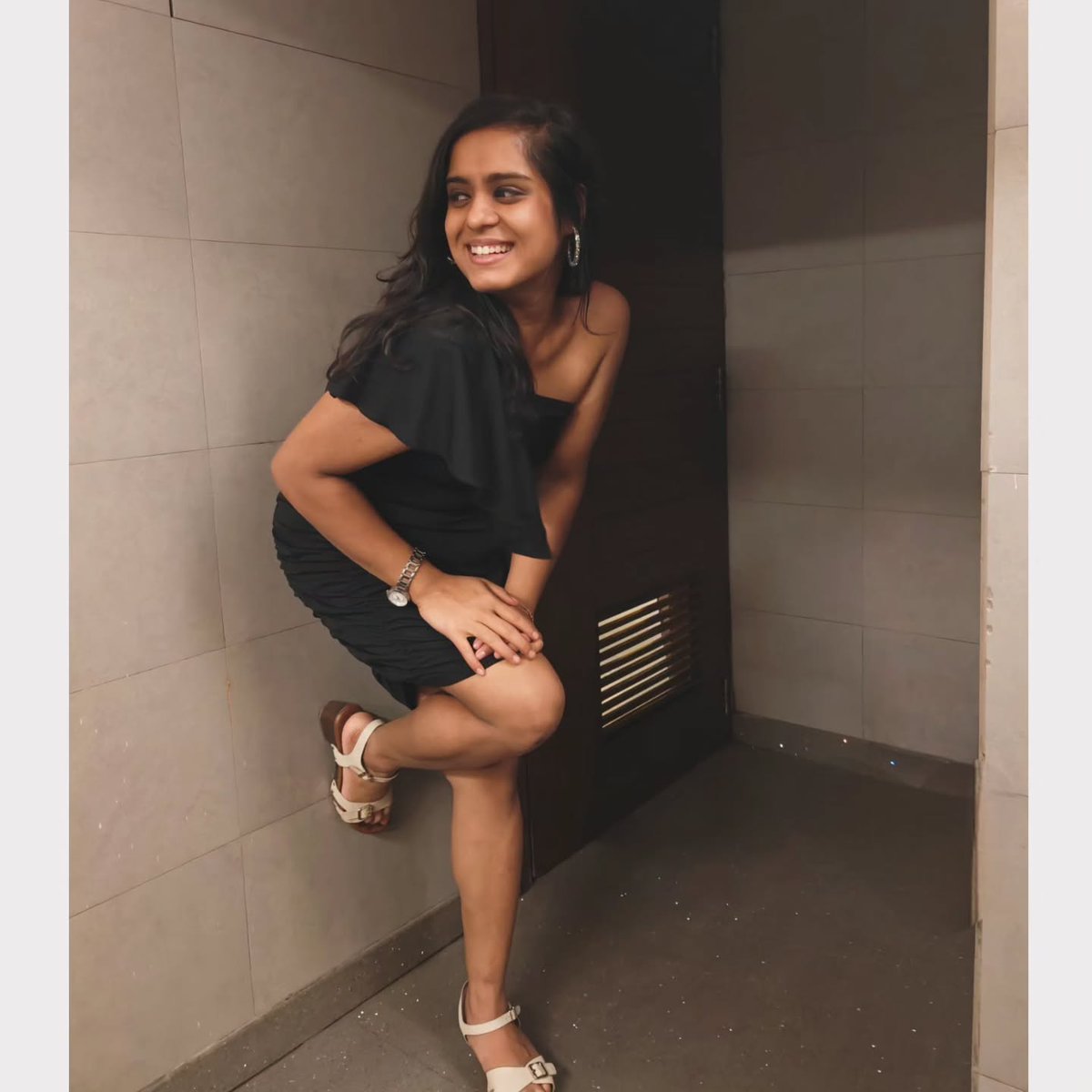 PedroUsh's tweet photo. Little black dress for girls’ night out. A fit check with effortless style and confidence. https://t.co/d7PRxbGgeI