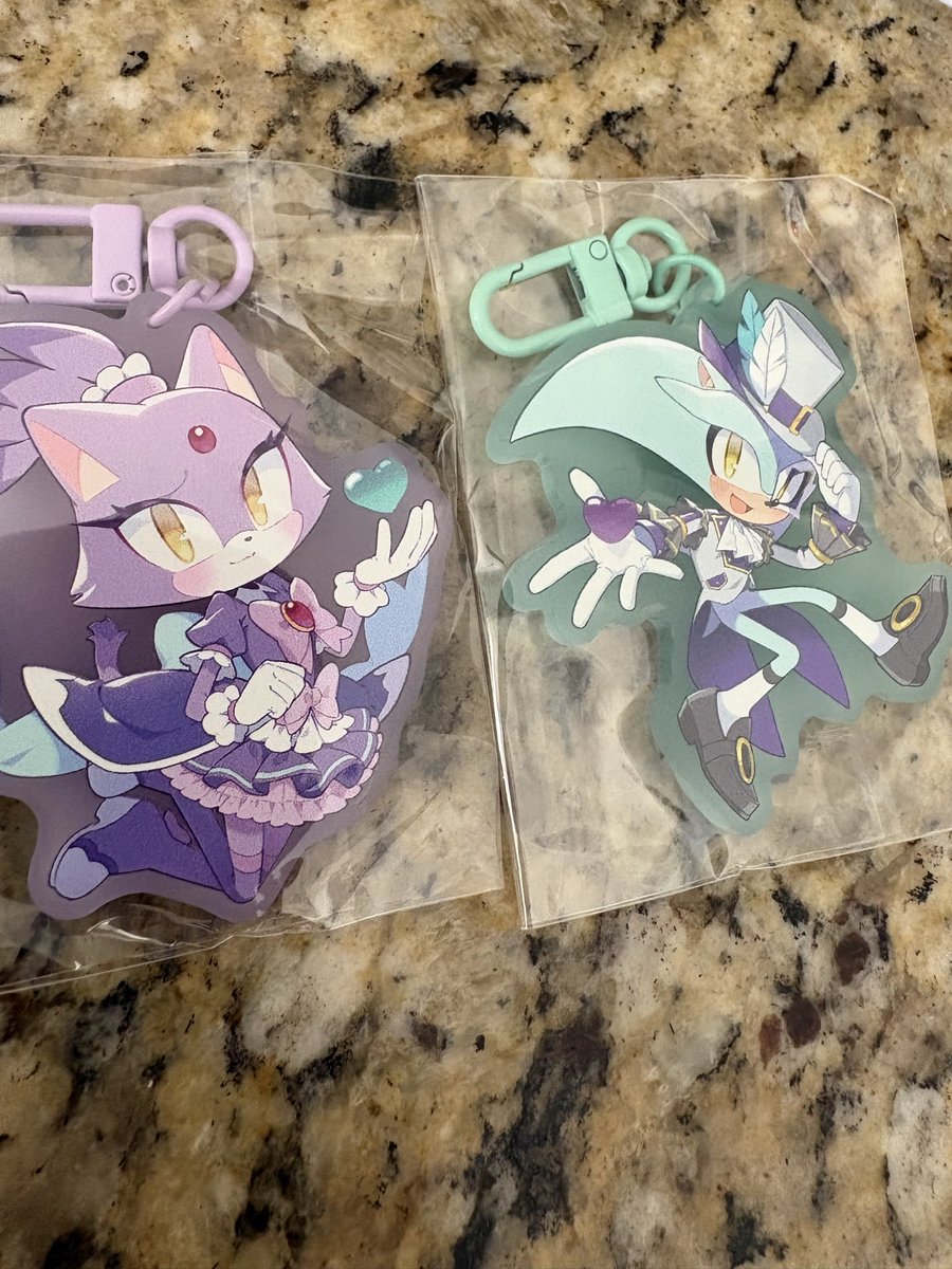 7butt56's tweet photo. Thx again for @Cass_Terra_22 for the lovely keychains! https://t.co/Dw6LFwf1al