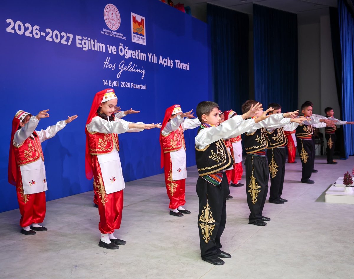 MustafaY_K's tweet photo. 📍 Ayhan Şahenk Ortaokulu Konferans Salonu

2026-2027 Eğitim ve Öğretim Yılı’nın açılış törenine katılım sağladık. Yeni eğitim döneminin heyecanını öğrencilerimiz, öğretmenlerimiz ve eğitim camiamızla birlikte paylaşmanın mutluluğunu yaşadık.

Geleceğimizin teminatı olan çocuklarımızın bilgiyle, değerlerle ve güzel hedeflerle yetişeceği başarılı bir eğitim yılı olmasını diliyorum. Tüm öğrencilerimize ve öğretmenlerimize başarılarla dolu bir dönem temenni ediyorum. 📚🇹🇷