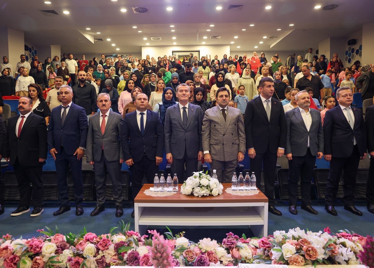 MustafaY_K's tweet photo. 📍 Ayhan Şahenk Ortaokulu Konferans Salonu

2026-2027 Eğitim ve Öğretim Yılı’nın açılış törenine katılım sağladık. Yeni eğitim döneminin heyecanını öğrencilerimiz, öğretmenlerimiz ve eğitim camiamızla birlikte paylaşmanın mutluluğunu yaşadık.

Geleceğimizin teminatı olan çocuklarımızın bilgiyle, değerlerle ve güzel hedeflerle yetişeceği başarılı bir eğitim yılı olmasını diliyorum. Tüm öğrencilerimize ve öğretmenlerimize başarılarla dolu bir dönem temenni ediyorum. 📚🇹🇷