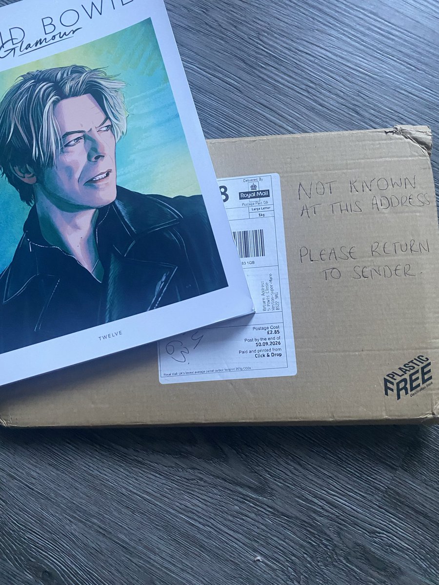 TracySharratt's tweet photo. It’s finally arrived, well done to the postman for finding me as the address was slightly off,
And a big thank you to @DavidBowieGlam 
For another truly amazing fanzine https://t.co/vFKcEY7uca