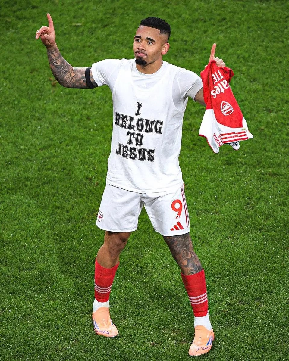ActuFoot_'s tweet photo. Gabriel JESUS 🇧🇷 : « JE LIS TOUJOURS LA BIBLE, JE L’AI MÊME AVEC MOI EN CLUB AVANT LES MATCHES. 📚🙏

JE LIS TOUJOURS UN VERSET AVANT DE RENTRER SUR LE TERRAIN.

Pour moi c’est "Le Livre de la Vie". 🤩 (…)

Aujourd’hui, MON BONHEUR C’EST DE SAVOIR QUE JE CROIS BEAUCOUP EN DIEU. 🙏

Je sais qu’il m’offre du bonheur tous les jours. (…)

Je lis beaucoup de psaumes en ce moment. La Bible te montre beaucoup de choses qui se passent dans la vie, ça te donne des sensations de la lire. (…)

Le plan que Dieu a pour moi dépend de mes actions. Simon je fais les choses biens, DIEU VA ME DONNER UN BON CHEMIN ! 🥰 »

🎙️ El Periodico