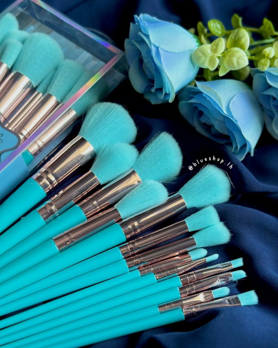 MiaKhalifaug's tweet photo. Set de 13 brochas de maquillaje en tono turquesa con acabado elegante. Suaves, cómodas y esenciales para principiantes y amantes del maquillaje. Unidad: L. 175 c/u
Mayoreo: L. 150 c/u https://t.co/B3DffHb2U8