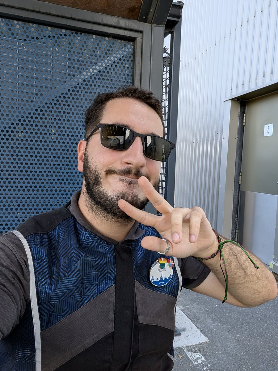 TheAllano_'s tweet photo. Ciel po très gris mais c'est ok 🤓
#LGBTQIAGreySky https://t.co/4RJPPkrMR7