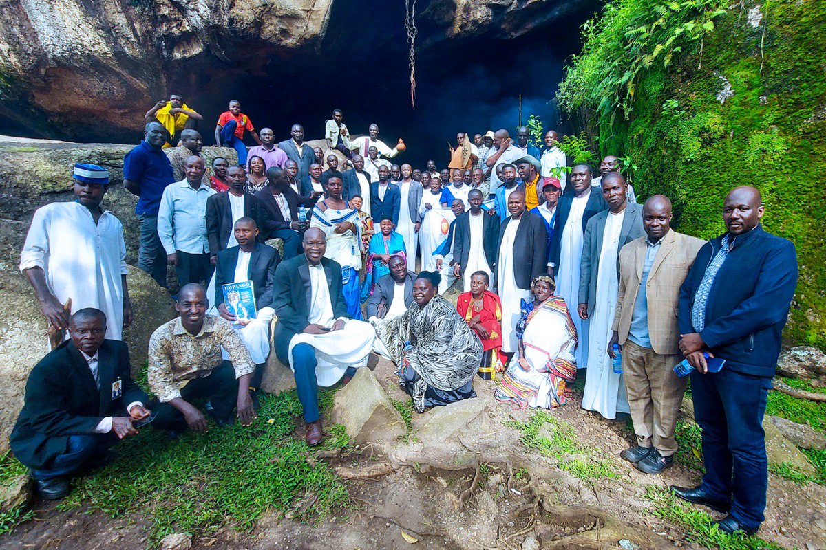 Bunyoro_Kitara's tweet photo. Semwema was the parliament of the Bachwezi during the Chwezi Dynasty. Located along the Mubende–Kakumiro road, approximately 2 kilometres west of Kakumiro Town, the site holds significant historical and cultural importance.

Beyond being a remarkable tourist attraction, Semwema remains an active shrine of the Bachwezi. The cave beneath the rock  have the capacity to shelter up to 200 people.

Discover the history, culture and heritage of Bunyoro-Kitara.

#TurambuleBunyoro