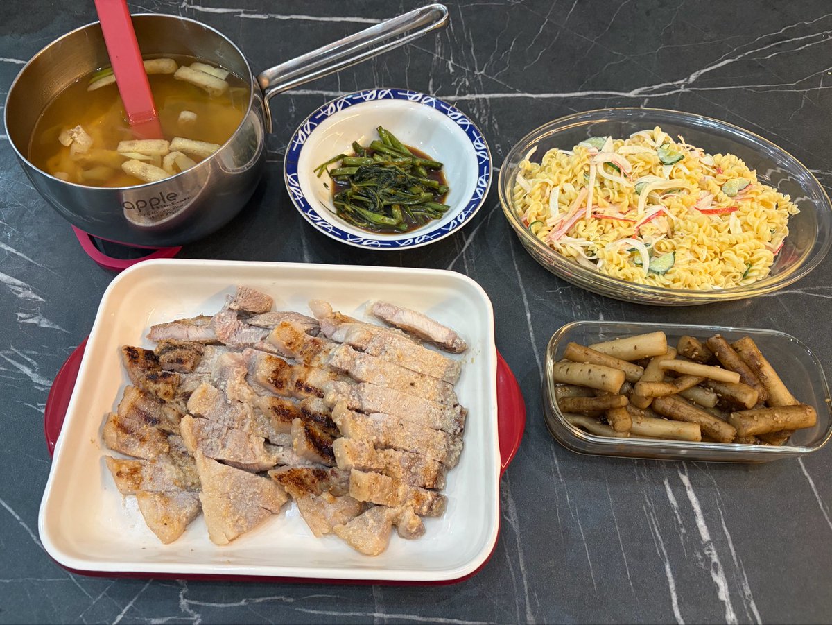 eve_lv99's tweet photo. 帰省の際に買ってた「ころきし」が期限近くてやった日に、アワビとサザエの刺し盛りが売ってたから一緒に出したが酒を飲む気になれず…勿体ない

流れで翌日はエビフリャーだよ🙂

何故か最近ハマってるオムライス
珍しく毎日でも食える 
そしたらここでケチャップのストックが切れた🤣

珍しいわ… https://t.co/67jW4h1jAa