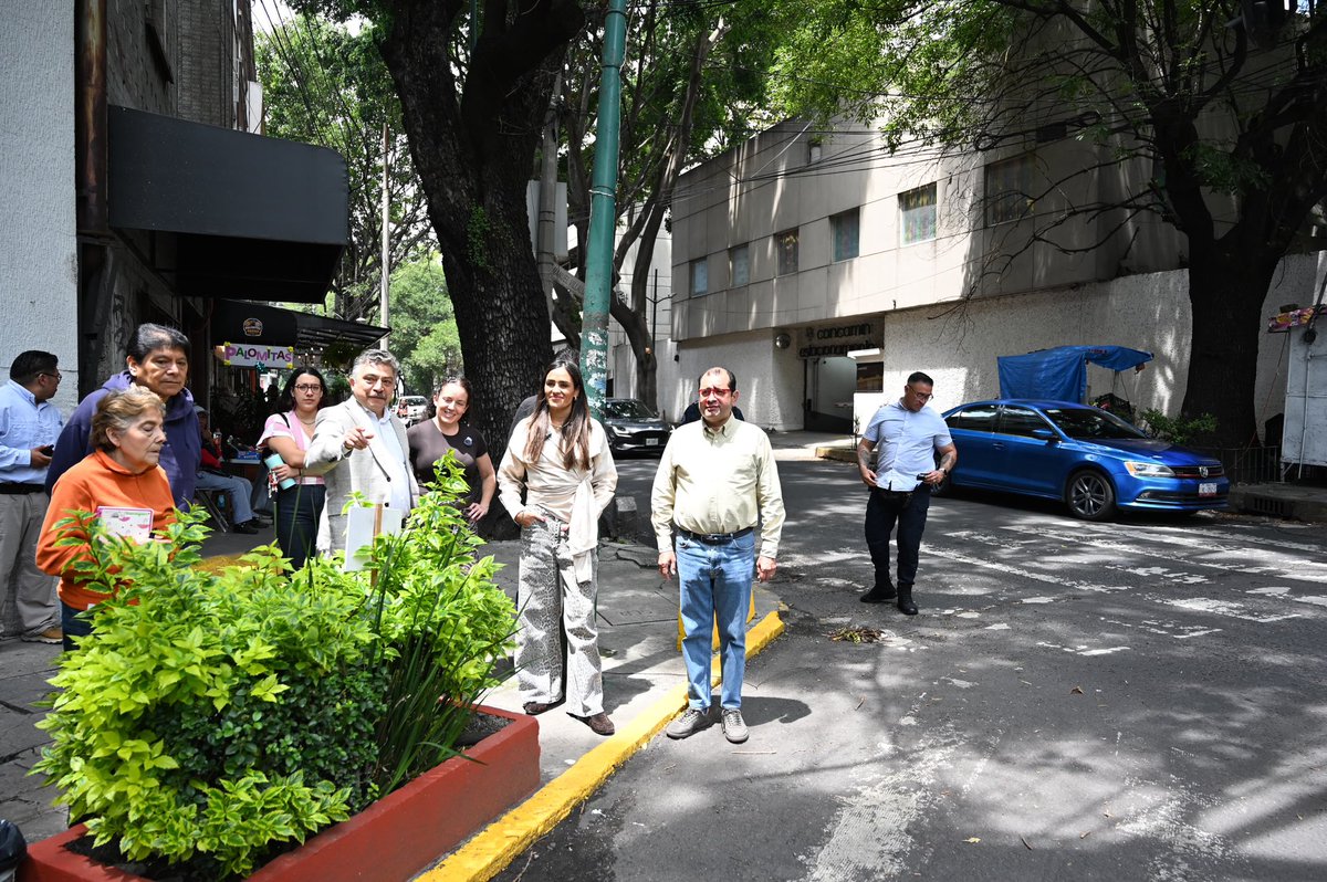 AlessandraRdlv's tweet photo. Hoy dimos el banderazo para la creación de nuevos cruces seguros en la colonia Cuauhtémoc, de la mano de vecinas y vecinos.

Porque cuando gobierno y comunidad trabajan juntos, las cosas sí pasan. Aquí, el espacio público se construye con la gente y para la gente. https://t.co/tFKszs6MGZ