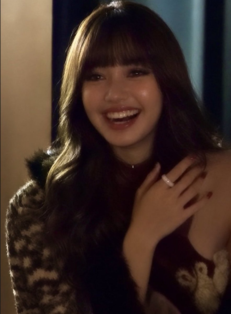 lalisahourIy's tweet photo. lisa crying after seeing lilies 🥲 https://t.co/BhmxYYOvoE