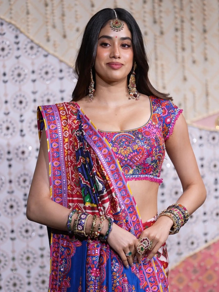 wvmediaa's tweet photo. Janhvi Kapoor at Ambani’s Ganpati Celebration 💓💙/1

#Janhvi #JanhviKapoor https://t.co/nXfVASmBIG