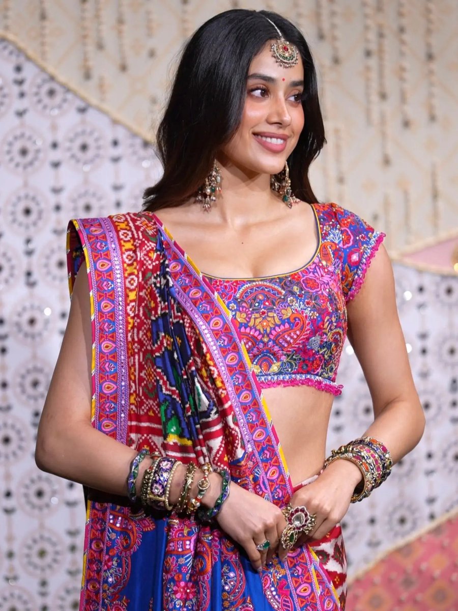 wvmediaa's tweet photo. Janhvi Kapoor at Ambani’s Ganpati Celebration 💓💙/1

#Janhvi #JanhviKapoor https://t.co/nXfVASmBIG