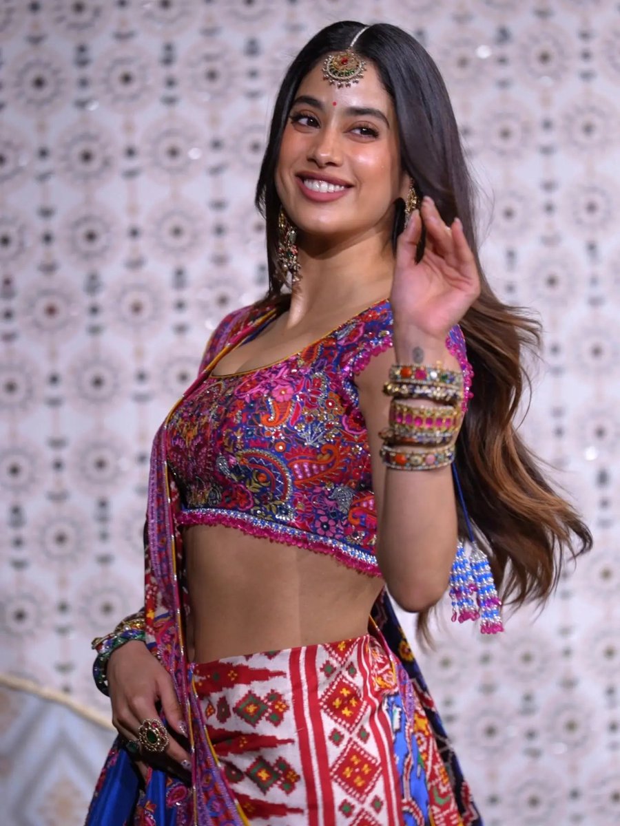 wvmediaa's tweet photo. Janhvi Kapoor at Ambani’s Ganpati Celebration 💓💙/1

#Janhvi #JanhviKapoor https://t.co/nXfVASmBIG