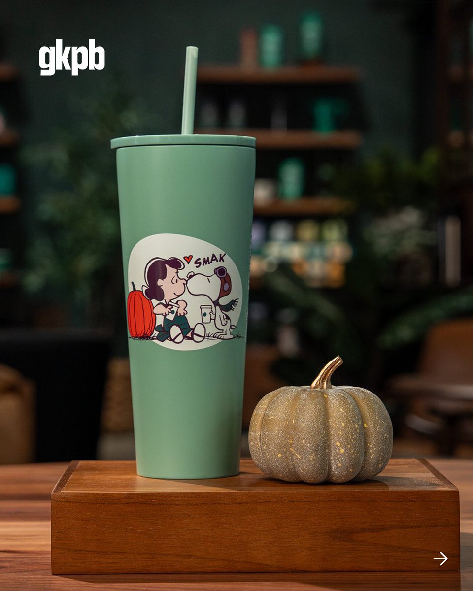 gkpb_oficial's tweet photo. Depois do sucesso da colaboração entre Snoopy e Starbucks no exterior, chegou a vez do público brasileiro ter a oportunidade de adquirir itens da colaboração entre as marcas.

A coleção Snoopy x Starbucks contará com cerca de 10 produtos temáticos, além de um cardápio de bebidas exclusivas. O grande destaque da colaboração fica para o copo de vidro do Snoopy, que traz uma figura de Woodstock no canudo, touca e cachecol. 

⏩ https://t.co/kISqdjBdGu