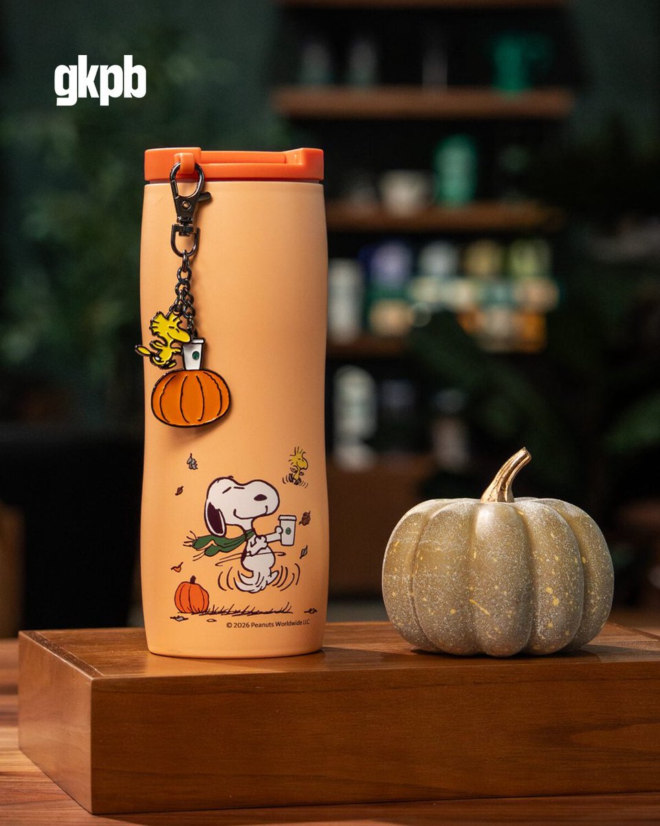 gkpb_oficial's tweet photo. Depois do sucesso da colaboração entre Snoopy e Starbucks no exterior, chegou a vez do público brasileiro ter a oportunidade de adquirir itens da colaboração entre as marcas.

A coleção Snoopy x Starbucks contará com cerca de 10 produtos temáticos, além de um cardápio de bebidas exclusivas. O grande destaque da colaboração fica para o copo de vidro do Snoopy, que traz uma figura de Woodstock no canudo, touca e cachecol. 

⏩ https://t.co/kISqdjBdGu
